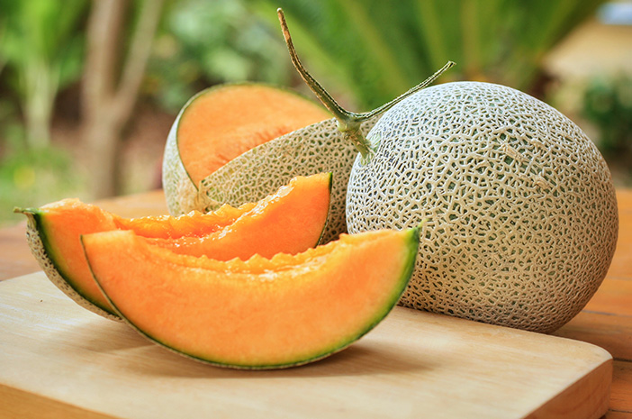 Mengonsumsi Buah Melon